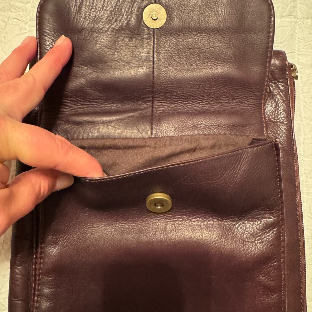Genuine Leather. Very unique Brown Leather crossbody. So many compartments. - Picture 6 of 8